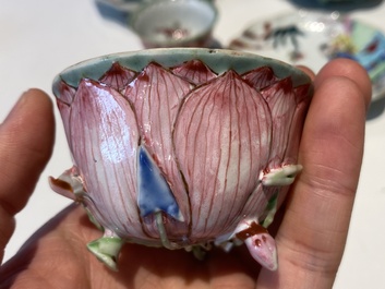 Drie Chinese famille rose 'lotus' koppen en schotels met een geleerde en zijn dienaar, Yongzheng