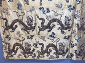 Panneau de forme rectangulaire en soie brod&eacute;e &agrave; d&eacute;cor de seize dragons &agrave; cinq griffes sur fond jaune, marque Da Ming 大明, Chine, 19&egrave;me