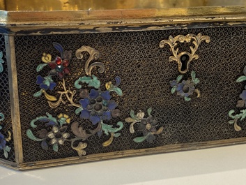Rare coffret imp&eacute;rial en filigrane d'argent dor&eacute; et &eacute;maill&eacute; incrust&eacute; de pierres pr&eacute;cieuses, Chine, Qianlong