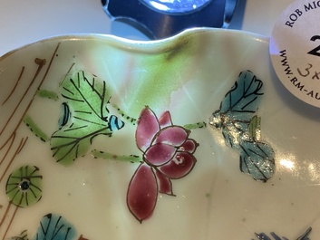 Drie Chinese famille rose 'lotus' koppen en schotels met een geleerde en zijn dienaar, Yongzheng