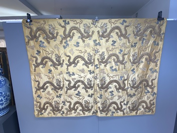 Panneau de forme rectangulaire en soie brod&eacute;e &agrave; d&eacute;cor de seize dragons &agrave; cinq griffes sur fond jaune, marque Da Ming 大明, Chine, 19&egrave;me