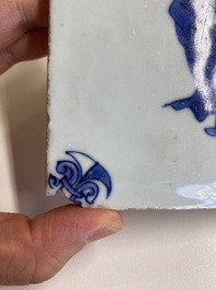 Deux carreaux en porcelaine de Chine en bleu et blanc &agrave; d&eacute;cor d'un lettr&eacute; et d'un gardien, &eacute;poque Transition