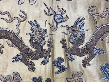 Panneau de forme rectangulaire en soie brod&eacute;e &agrave; d&eacute;cor de seize dragons &agrave; cinq griffes sur fond jaune, marque Da Ming 大明, Chine, 19&egrave;me