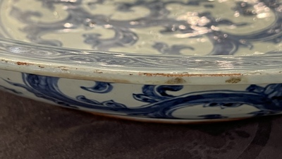 Een uitzonderlijk grote Chinese blauw-witte 'draken' schotel, Ming, 2e helft 15e eeuw