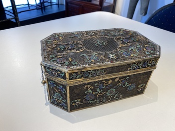 Rare coffret imp&eacute;rial en filigrane d'argent dor&eacute; et &eacute;maill&eacute; incrust&eacute; de pierres pr&eacute;cieuses, Chine, Qianlong