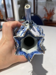 Kendi en porcelaine de Chine en bleu et blanc aux rehauts dor&eacute;s, Chine, Wanli