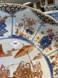 Grand plat en porcelaine de Chine famille verte &agrave; d&eacute;cor d'un couple europ&eacute;en dans une cal&egrave;che, Kangxi