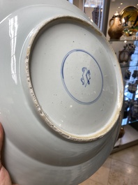 Drie grote Chinese poederblauwe en koperrode schotels met floraal decor, Kangxi
