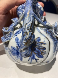 Kendi en porcelaine de Chine en bleu et blanc aux rehauts dor&eacute;s, Chine, Wanli