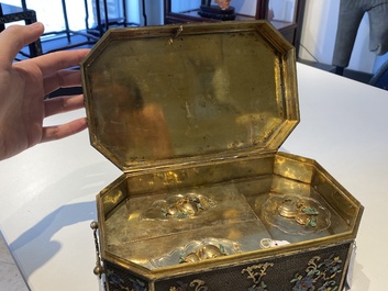 Rare coffret imp&eacute;rial en filigrane d'argent dor&eacute; et &eacute;maill&eacute; incrust&eacute; de pierres pr&eacute;cieuses, Chine, Qianlong