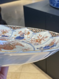Grand plat en porcelaine de Chine famille verte &agrave; d&eacute;cor d'un couple europ&eacute;en dans une cal&egrave;che, Kangxi