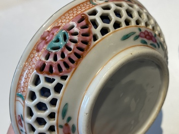 Tasse et soucoupe en porcelaine de Chine famille rose ajour&eacute;es et &agrave; double parois, Yongzheng/Qianlong