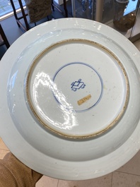 Drie grote Chinese poederblauwe en koperrode schotels met floraal decor, Kangxi