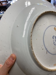 Drie grote Chinese poederblauwe en koperrode schotels met floraal decor, Kangxi