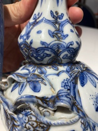Kendi en porcelaine de Chine en bleu et blanc aux rehauts dor&eacute;s, Chine, Wanli