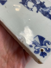 Deux carreaux en porcelaine de Chine en bleu et blanc &agrave; d&eacute;cor d'un lettr&eacute; et d'un gardien, &eacute;poque Transition