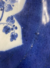 Drie grote Chinese poederblauwe en koperrode schotels met floraal decor, Kangxi