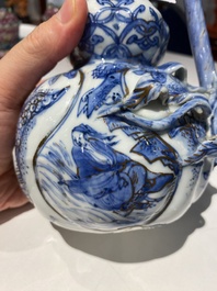 Kendi en porcelaine de Chine en bleu et blanc aux rehauts dor&eacute;s, Chine, Wanli