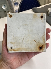 Deux carreaux en porcelaine de Chine en bleu et blanc &agrave; d&eacute;cor de gar&ccedil;ons jouant, Kangxi