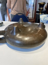 Important br&ucirc;le-parfum tripod en bronze, marque de Xuande &agrave; seize caract&egrave;res, Chine, 17/18&egrave;me