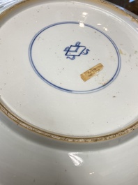 Drie grote Chinese poederblauwe en koperrode schotels met floraal decor, Kangxi