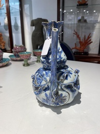 Kendi en porcelaine de Chine en bleu et blanc aux rehauts dor&eacute;s, Chine, Wanli