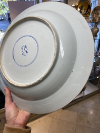 Drie grote Chinese poederblauwe en koperrode schotels met floraal decor, Kangxi