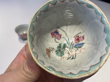 Drie Chinese famille rose 'lotus' koppen en schotels met een geleerde en zijn dienaar, Yongzheng