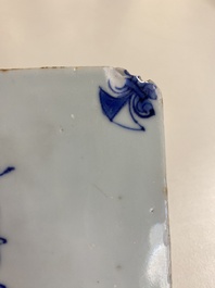 Deux carreaux en porcelaine de Chine en bleu et blanc &agrave; d&eacute;cor d'un lettr&eacute; et d'un gardien, &eacute;poque Transition