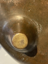 Important br&ucirc;le-parfum tripod en bronze, marque de Xuande &agrave; seize caract&egrave;res, Chine, 17/18&egrave;me