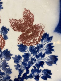 Drie grote Chinese poederblauwe en koperrode schotels met floraal decor, Kangxi