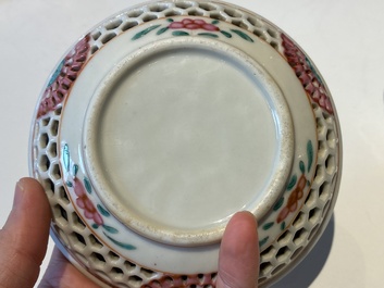 Tasse et soucoupe en porcelaine de Chine famille rose ajour&eacute;es et &agrave; double parois, Yongzheng/Qianlong