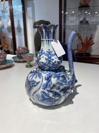 Kendi en porcelaine de Chine en bleu et blanc aux rehauts dor&eacute;s, Chine, Wanli