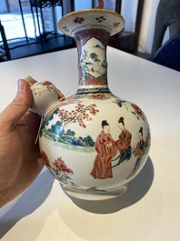 Kendi en porcelaine de Chine famille rose &agrave; d&eacute;cor d'une sc&egrave;ne du 'Xi Xiang Yi', Yongzheng