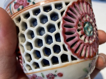 Tasse et soucoupe en porcelaine de Chine famille rose ajour&eacute;es et &agrave; double parois, Yongzheng/Qianlong