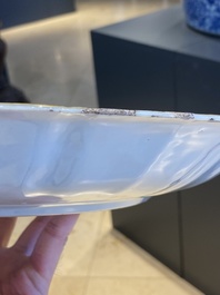 Grand plat en porcelaine de Chine famille verte &agrave; d&eacute;cor d'un couple europ&eacute;en dans une cal&egrave;che, Kangxi
