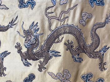Panneau de forme rectangulaire en soie brod&eacute;e &agrave; d&eacute;cor de seize dragons &agrave; cinq griffes sur fond jaune, marque Da Ming 大明, Chine, 19&egrave;me