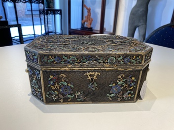 Rare coffret imp&eacute;rial en filigrane d'argent dor&eacute; et &eacute;maill&eacute; incrust&eacute; de pierres pr&eacute;cieuses, Chine, Qianlong