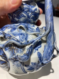 Kendi en porcelaine de Chine en bleu et blanc aux rehauts dor&eacute;s, Chine, Wanli