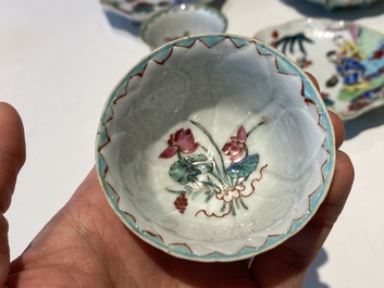 Drie Chinese famille rose 'lotus' koppen en schotels met een geleerde en zijn dienaar, Yongzheng