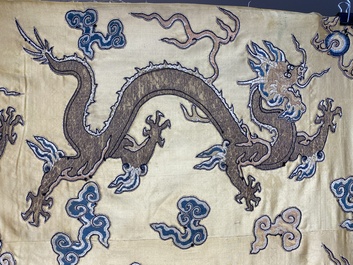Panneau de forme rectangulaire en soie brod&eacute;e &agrave; d&eacute;cor de seize dragons &agrave; cinq griffes sur fond jaune, marque Da Ming 大明, Chine, 19&egrave;me