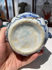 Kendi en porcelaine de Chine en bleu et blanc aux rehauts dor&eacute;s, Chine, Wanli