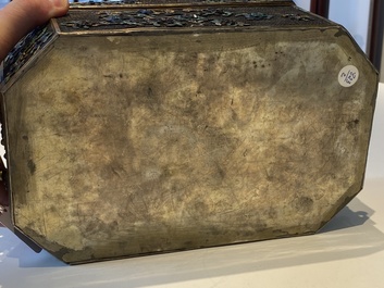 Rare coffret imp&eacute;rial en filigrane d'argent dor&eacute; et &eacute;maill&eacute; incrust&eacute; de pierres pr&eacute;cieuses, Chine, Qianlong