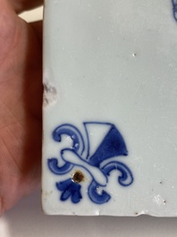 Deux carreaux en porcelaine de Chine en bleu et blanc &agrave; d&eacute;cor d'un lettr&eacute; et d'un gardien, &eacute;poque Transition