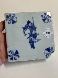 Deux carreaux en porcelaine de Chine en bleu et blanc &agrave; d&eacute;cor d'un lettr&eacute; et d'un gardien, &eacute;poque Transition