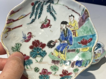 Drie Chinese famille rose 'lotus' koppen en schotels met een geleerde en zijn dienaar, Yongzheng