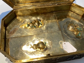 Rare coffret imp&eacute;rial en filigrane d'argent dor&eacute; et &eacute;maill&eacute; incrust&eacute; de pierres pr&eacute;cieuses, Chine, Qianlong
