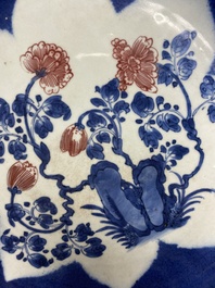 Drie grote Chinese poederblauwe en koperrode schotels met floraal decor, Kangxi