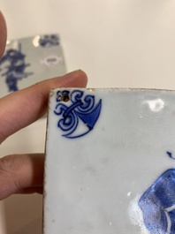 Deux carreaux en porcelaine de Chine en bleu et blanc &agrave; d&eacute;cor d'un lettr&eacute; et d'un gardien, &eacute;poque Transition