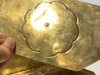 Rare coffret imp&eacute;rial en filigrane d'argent dor&eacute; et &eacute;maill&eacute; incrust&eacute; de pierres pr&eacute;cieuses, Chine, Qianlong